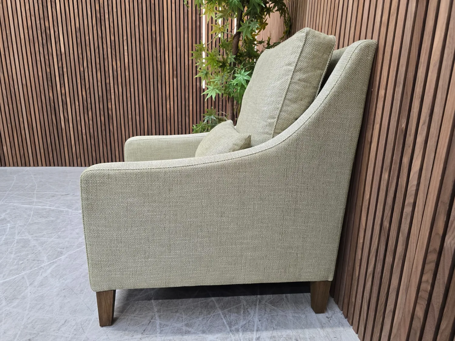 right side picture of the arm on the iggy armchair