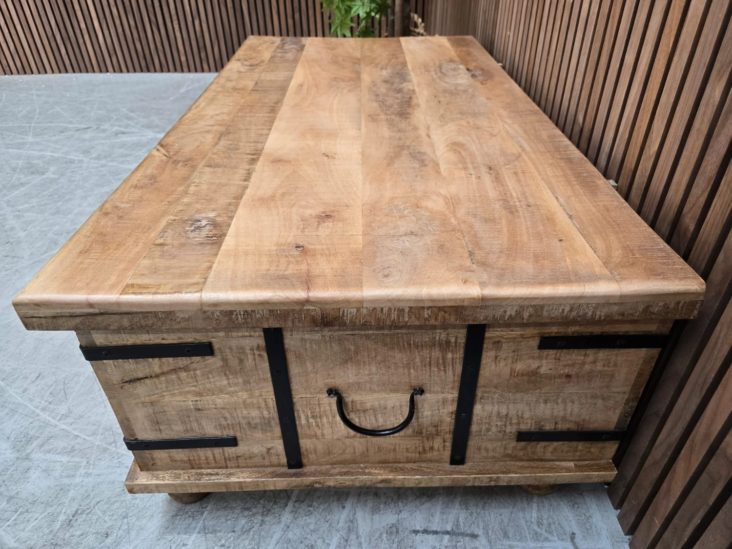 showcasing the mango wood grain on top of the trunk