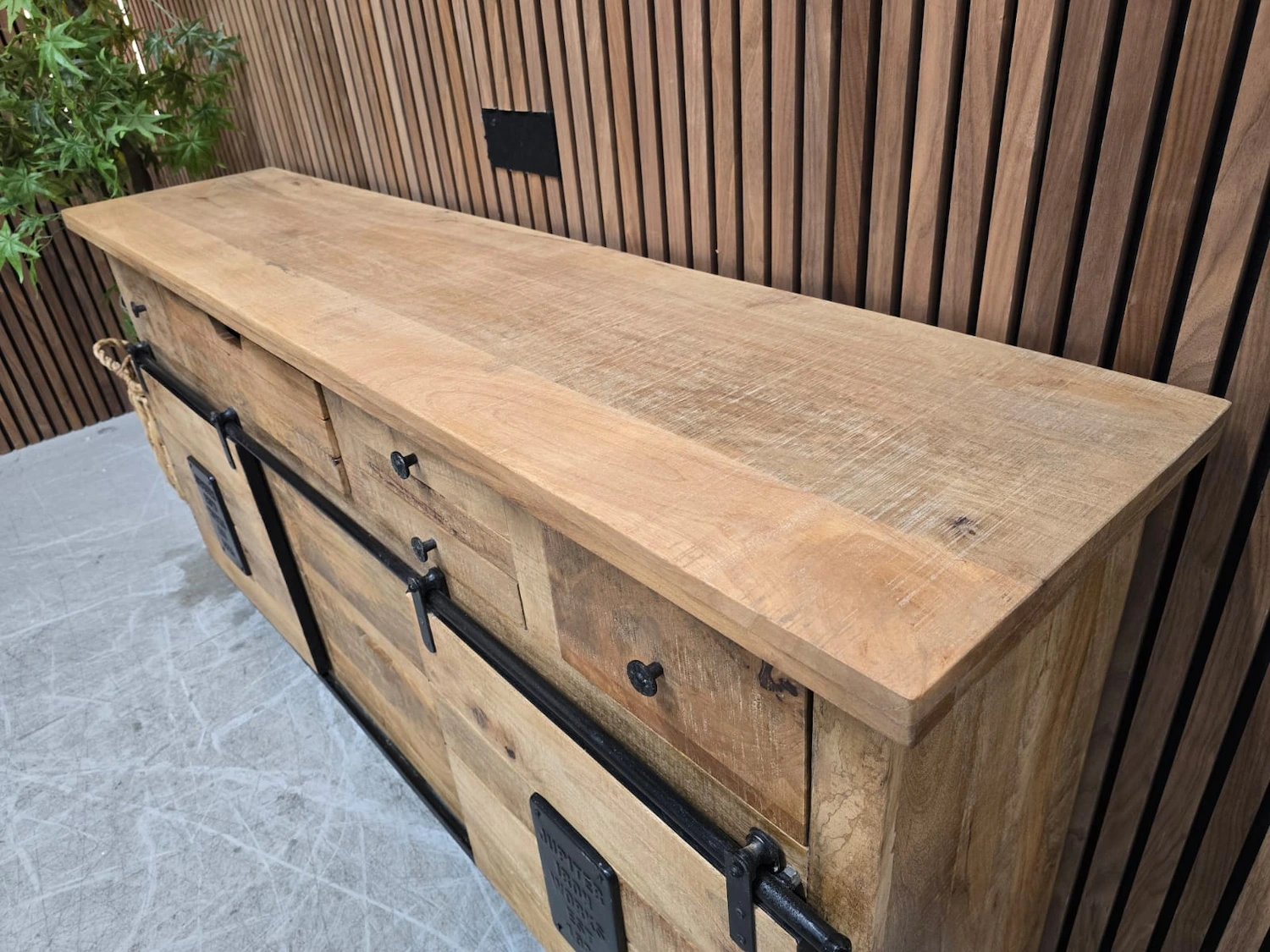 photo of the wooden top on the sideboard
