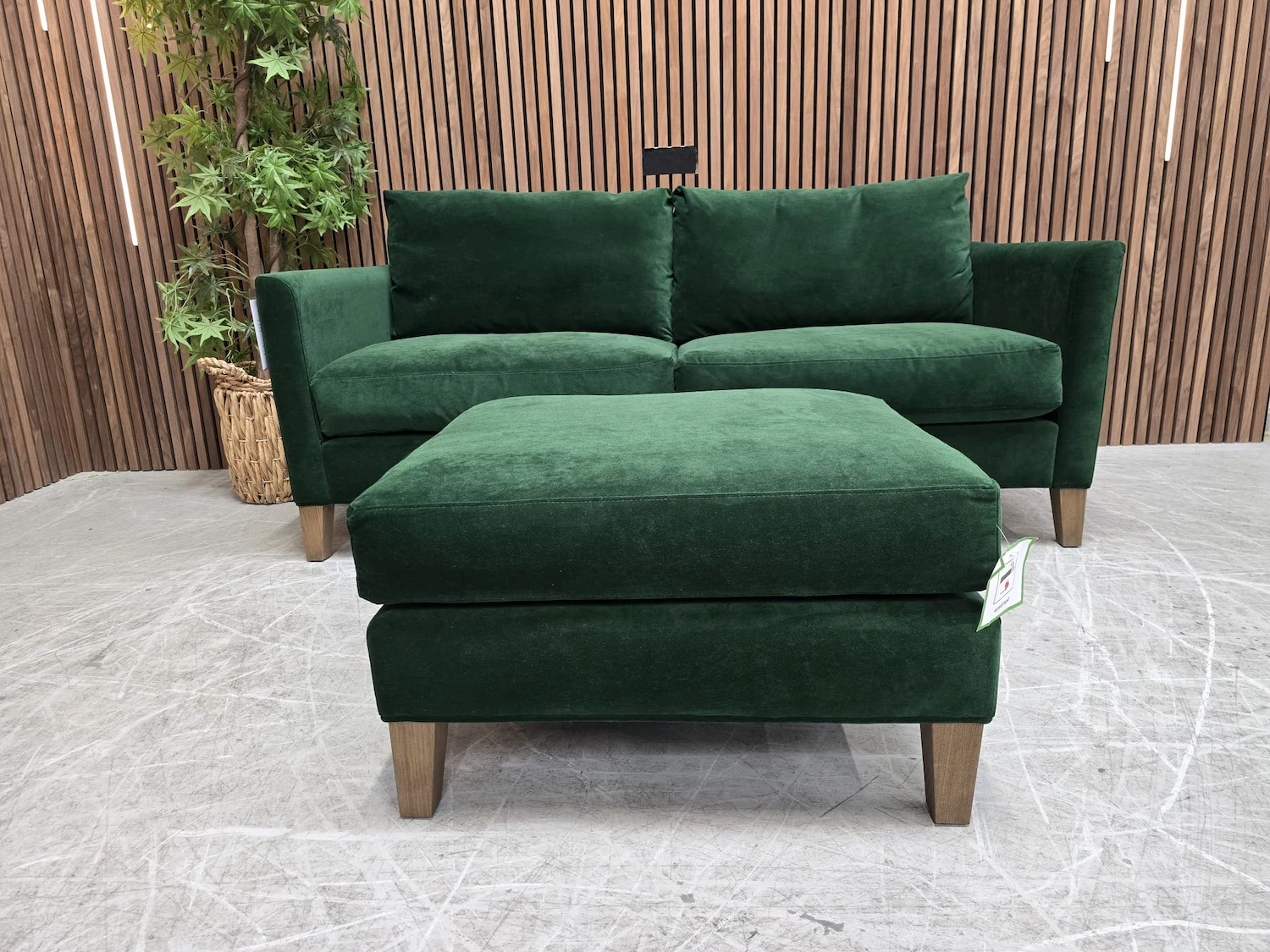 Izzy 2.5 seater in putting green aquaclean Clever Velvet 1