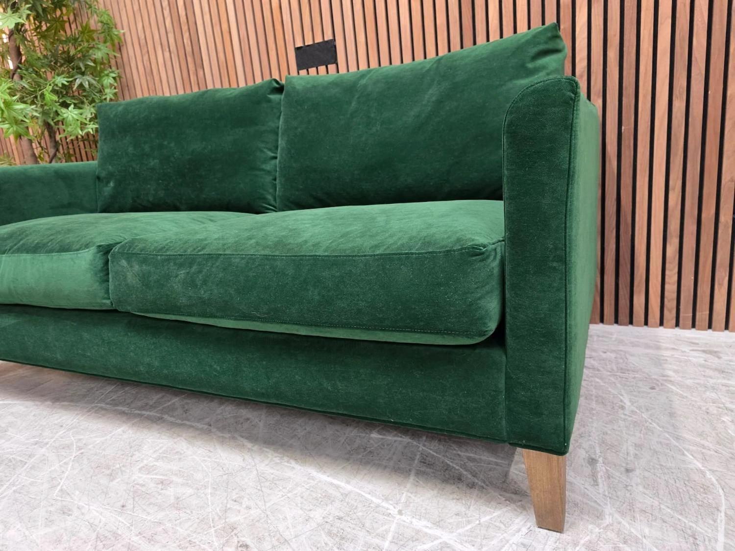 Izzy 2.5 seater in putting green aquaclean Clever Velvet 10