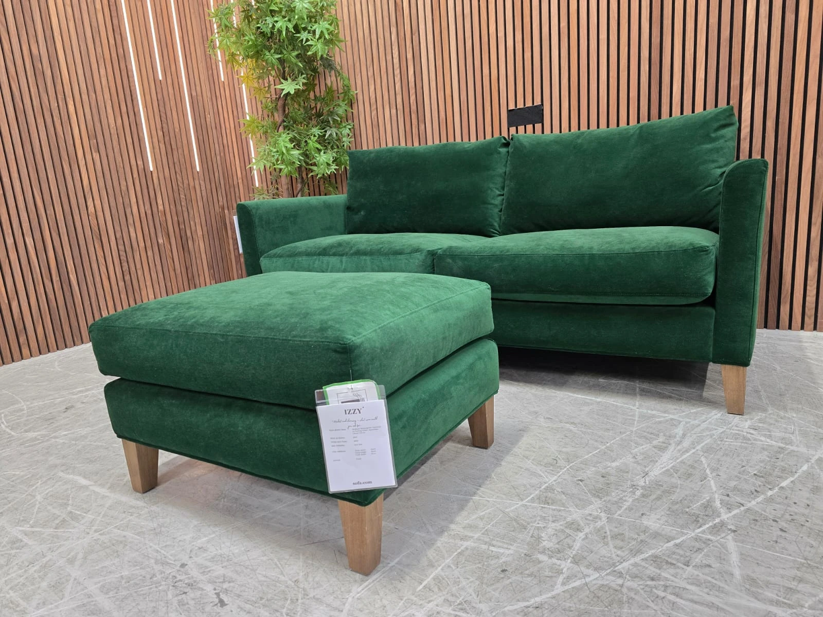 Izzy 2.5 seater in putting green aquaclean Clever Velvet 2