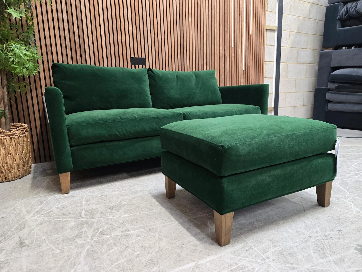 Izzy 2.5 seater in putting green aquaclean Clever Velvet 3