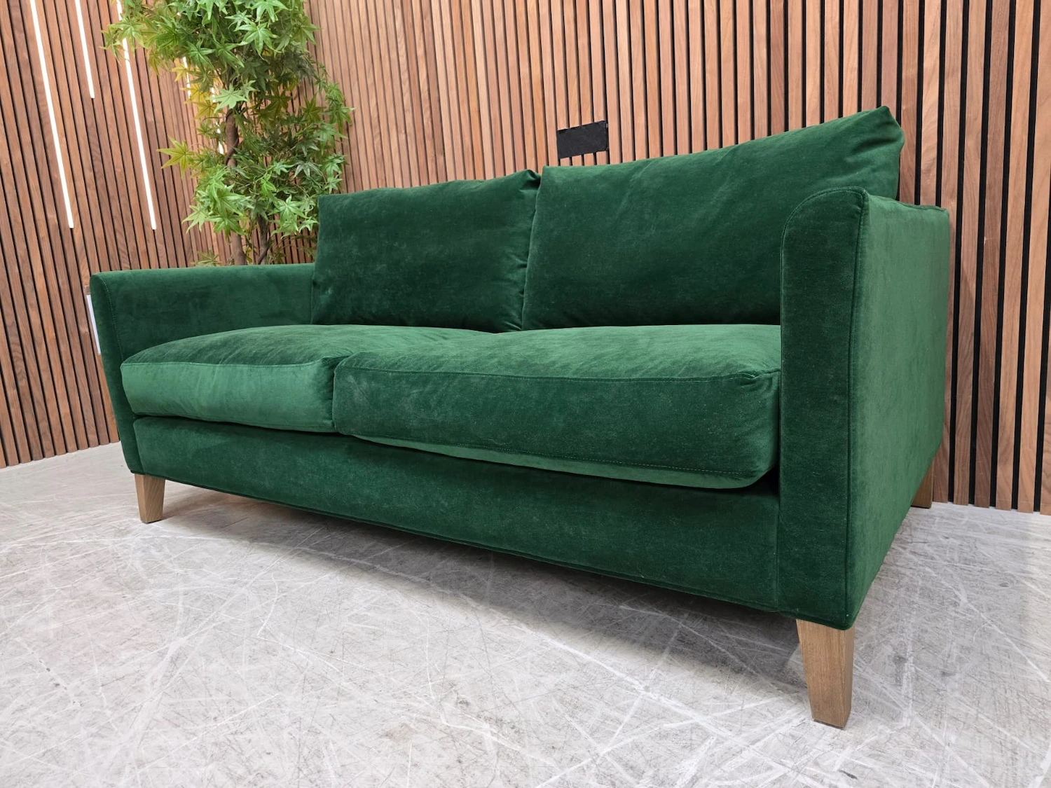 Izzy 2.5 seater in putting green aquaclean Clever Velvet 6