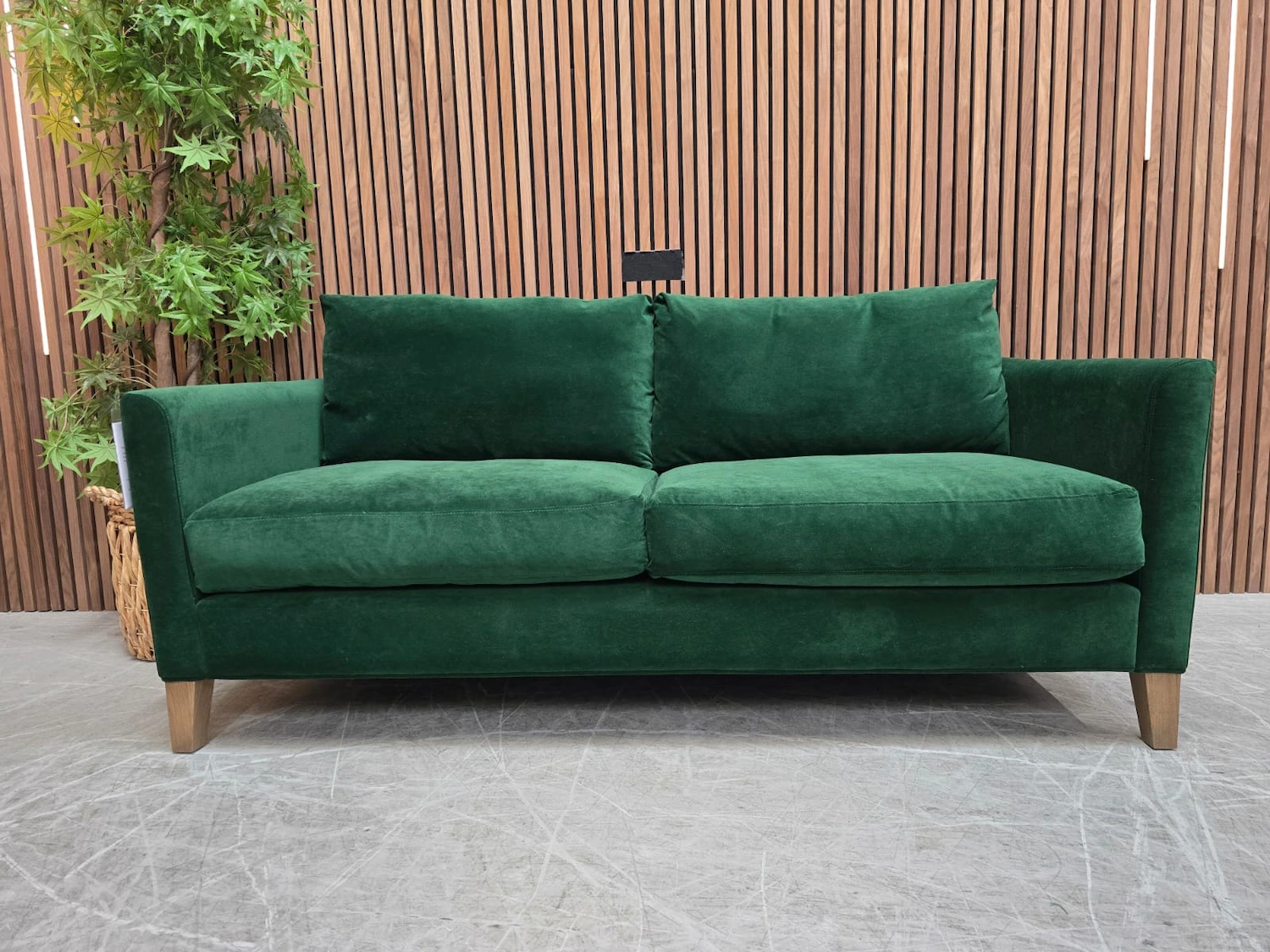Izzy 2.5 seater in putting green aquaclean Clever Velvet 7