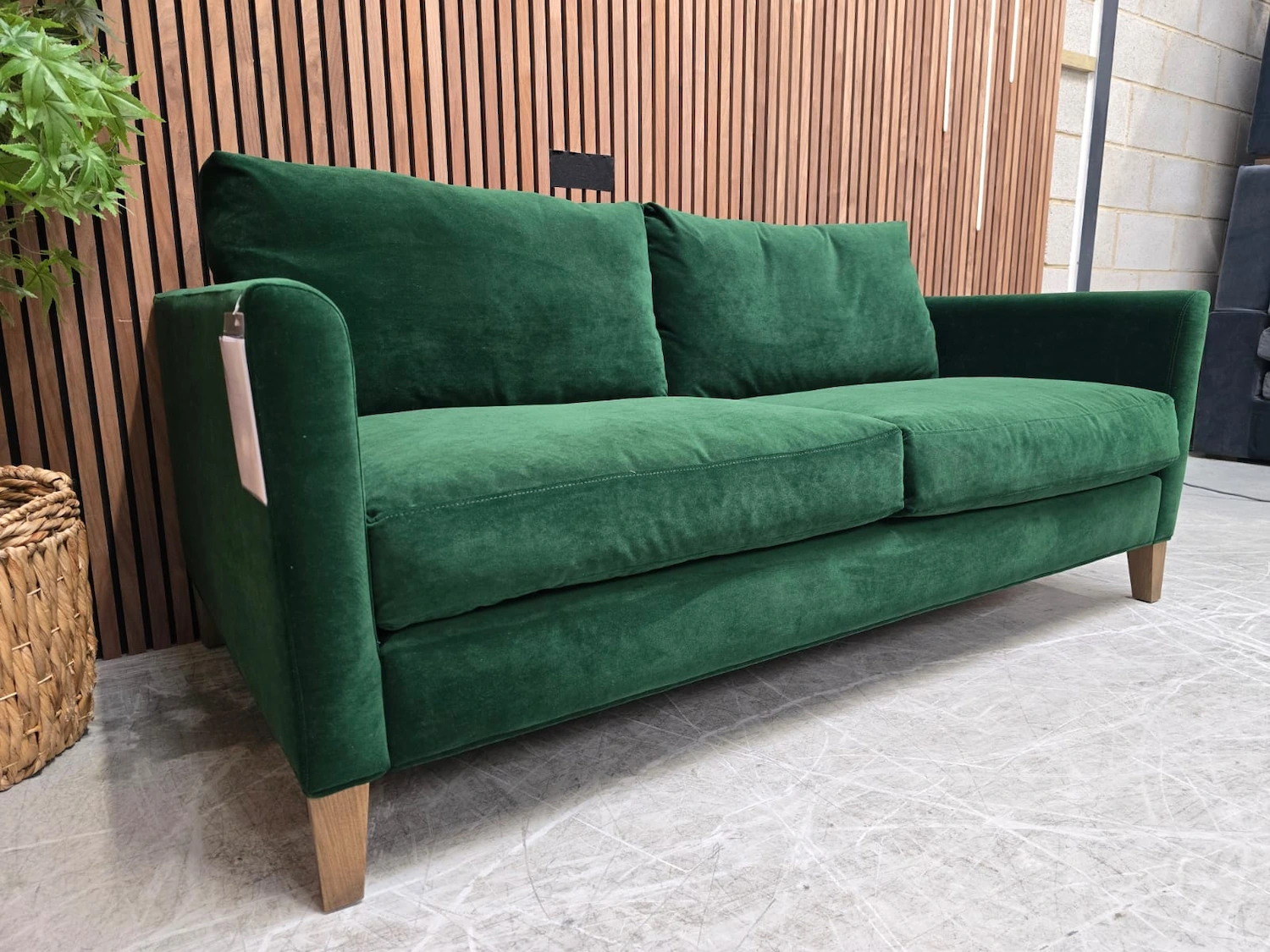 Izzy 2.5 seater in putting green aquaclean Clever Velvet 8