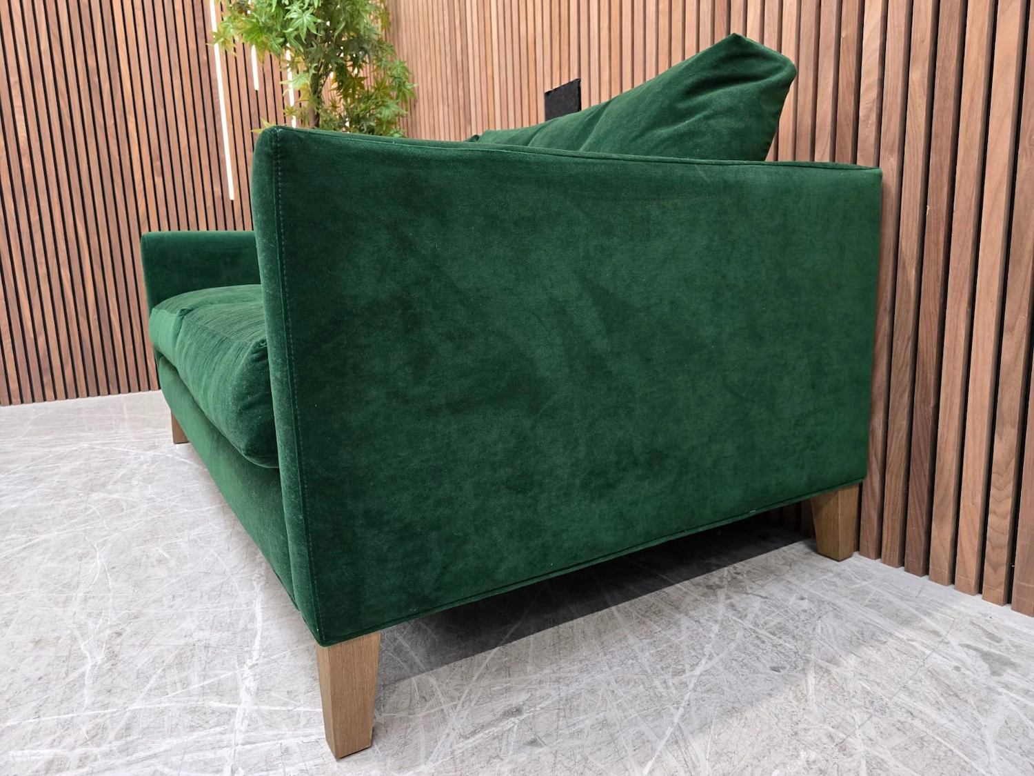 Izzy 2.5 seater in putting green aquaclean Clever Velvet 9